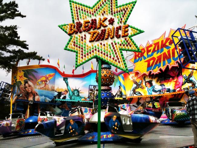 Das Bild zeigt das Fahrgeschäft Break Dance während der Kirmes auf dem Neumarkt