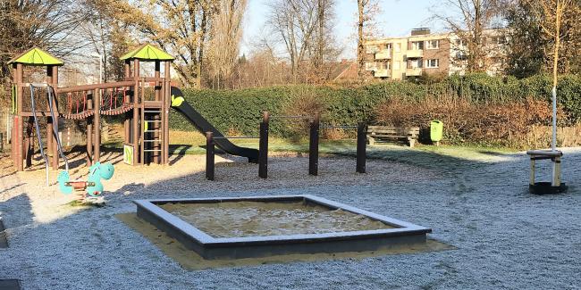 Das Bild zeigt den Spielplatz an der Elisabeht-Selbert-Straße