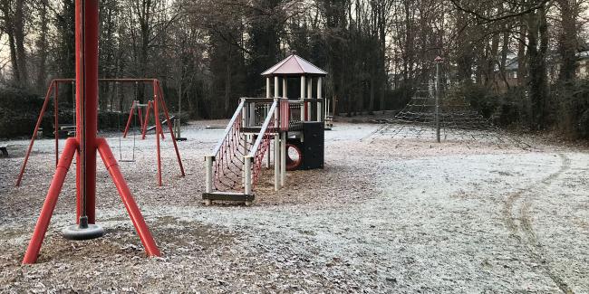 Das Bild zeigt den Spielplatz im Höttingpark