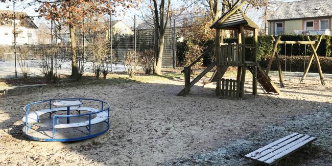 Das Bild zeigt den Spielplatz an der Holtbredde