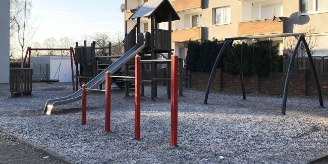 Das Bild zeigt den Spielplatz an der Meckinghover Schule