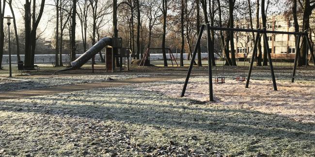 Das Bild zeigt den Spielplatz im Stadtpark am Ehrenmal