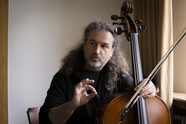 Das Bild zeigt eine Lehrkraft der Musikschule mit seinem Cello