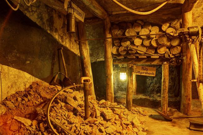 Das Bild zeigt ein angedeutetes Aufhauen mit Ortsbrust im Flöz Röttgersbank.