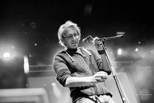 Das Bild zeigt Christofer mit F bei einem Poetry-Slam auf der Bühne (Foto: Anna Lisa Konrad)