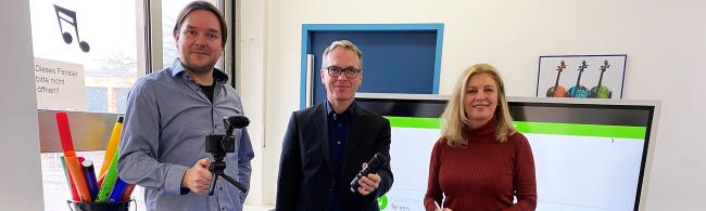 Das Bild zeigt von links Jan Wolf (Lehrkraft der Musikschule), Bürgermeister André Dora und Musikschulleiterin Kristin Seifert.
