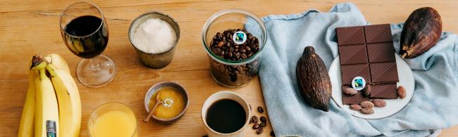 Das Bild zeigt verschiedene Fairtrade-Produkte - Getränke, Essen und Kleidungsstücke - Autor: Ilkay Karakurt