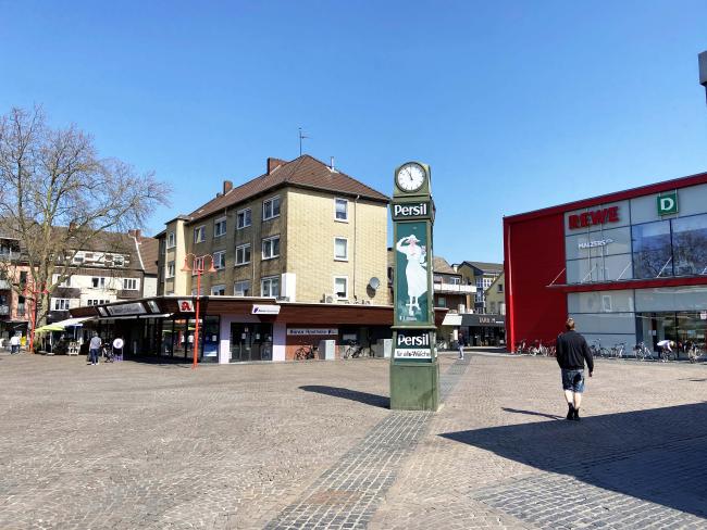 Das Bild zeigt die Persil-Uhr auf dem Neumarkt im Jahr 2020.