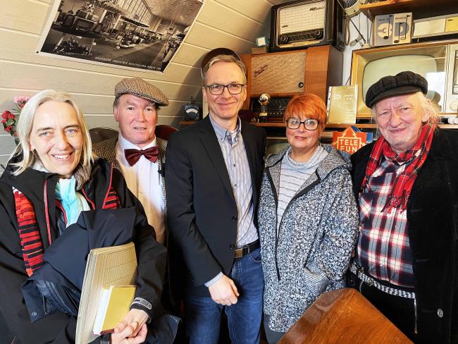 Das Bild zeigt von links: Rosemarie Schloßer (VHS-Leiterin, Rainer Berkenhoff (Museumsinhaber), Bürgermeister André Dora, Antonette und Kalle Hölscher.