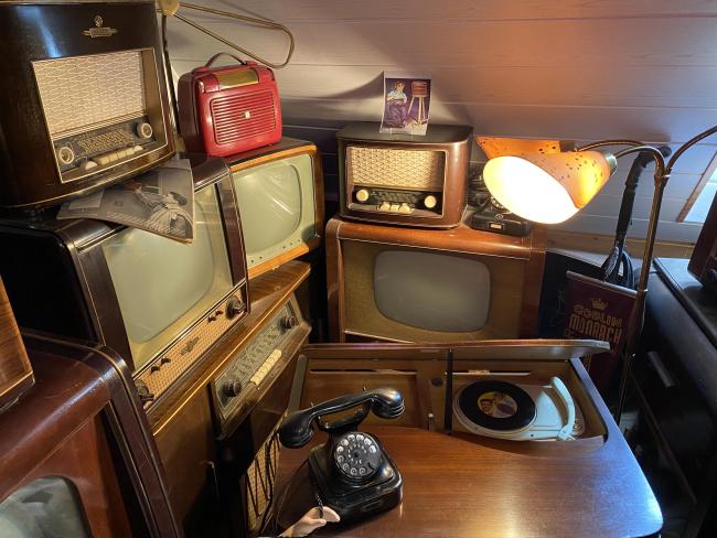 Das Bild zeigt Ausstellungsstücke im privaten Radio und Fernsehmuseum von Rainer Berkenhoff