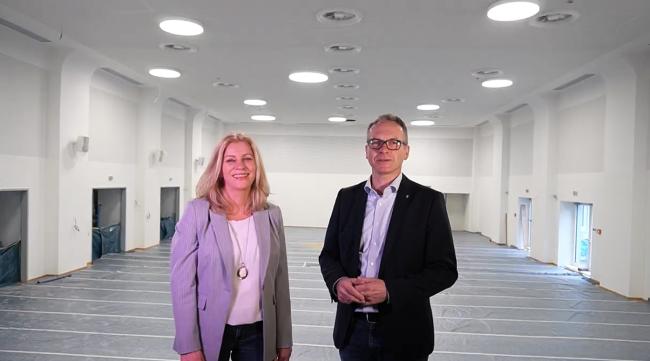 Das Bild zeigt links Musikschulleiterin Kristin Seifert und rechts Bürgermeister André Dora auf der Bühne der Stadthalle.