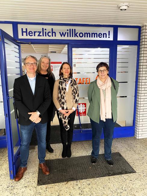 von links: Bürgermeister André Dora, Tafel-Leiterin Ursula Kuchta, Marion Jäger (Vorstand) und Susanne Bludau, Vorsitzende des Ausschusses für Soziales, Quartier und Integration