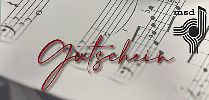 Das Bild zeigt einen Gutschein der Musikschule: Im Hintergrund ein Notenblatt, im Vordergrund steht "Gutschein" und rechts in der Ecke das Logo der Musikschule mit dem stilisierten Kanalknotenpunkt.