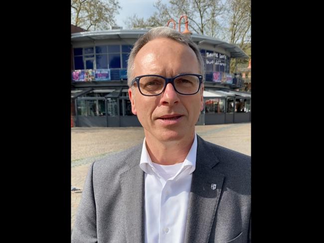 André Dora wirbt auf dem Neumarkt für die DKMS-Typisierung