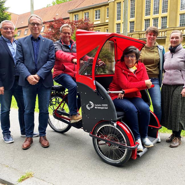 Stellten die E-Fahrrad-Rikasch vor (v. l.): Klaus Herrmann (Seniorenbeirat), Bürgermeister André Dora, Herbert Wenner und Margarete Kelch vom Seniorenbeirat, Radverkehrsbeauftragte und Mobilitätsmanagerin Anja Althoff und Klimaschutzmanagerin Stefanie Pfitzmann.