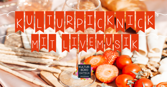 Auf Fähnchen stehen die einzelnen Buchstaben von "Kulturpicknick mit Livemusik", im Hintergrund sind Äpfel und Orangen gesehen und Gläser zu sehen.