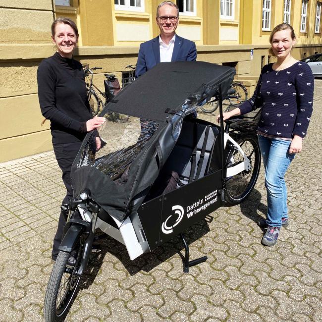 Bürgermeister André Dora präsentiert mit der Umweltbeauftragten Jasmin König (links) und Klimaschutzmanagerin Stefanie Pfitzmann das neue Lastenrad der Stadtverwaltung.