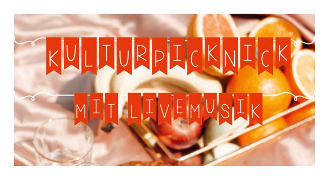Auf Fähnchen stehen die einzelnen Buchstaben von "Kulturpicknick mit Livemusik", im Hintergrund sind Äpfel und Orangen gesehen und Gläser zu sehen.