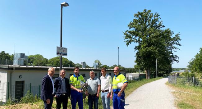 Stellten die neue Wegebeleuchtung zwischen Realschule und Sportanlage vor (von links): Dirk Wißel (Westenergie-Kommunalkundenbetreuer), Bürgermeister André Dora, Timo Torlop (Netzplaner bei Westnetz), Michael Drees (KSD, Straßenbau und -unterhaltung), Frank Kuhs (Leiter KSD) und Bernd Hölscher Bernd (Betriebsstellenleiter Westnetz)