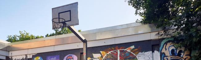 Basketballkorb auf dem Außengelände des Familienbüros Süd
