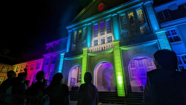 das Rathaus wurde in verschiedenen Farben angestrahlt.