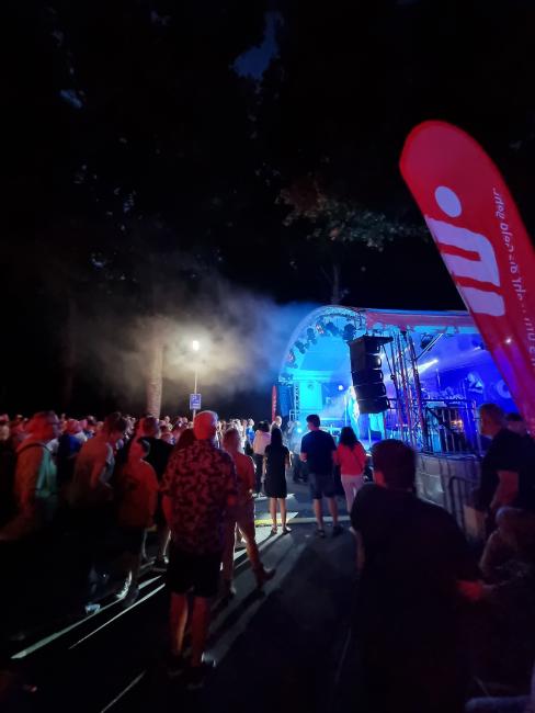 Zuschauer*innen, die vor der Bühne am Rathaus stehen