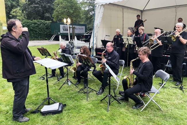 Mitglieder der Bigband Smalltown, die auf der Wiese zwischen Rathaus und Dorfschultenhof musizieren.