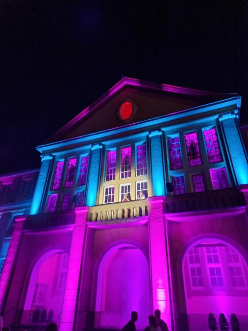 Rathaus, das in verschiedenen Farben angstrahlt wird