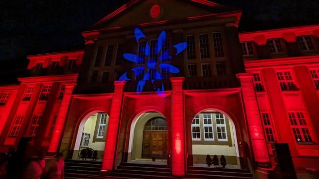 In verschiedenen Farben angestrahltes Rathaus
