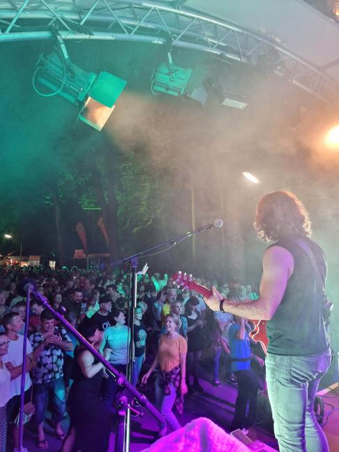 Gitarrist der Band Queen Kings