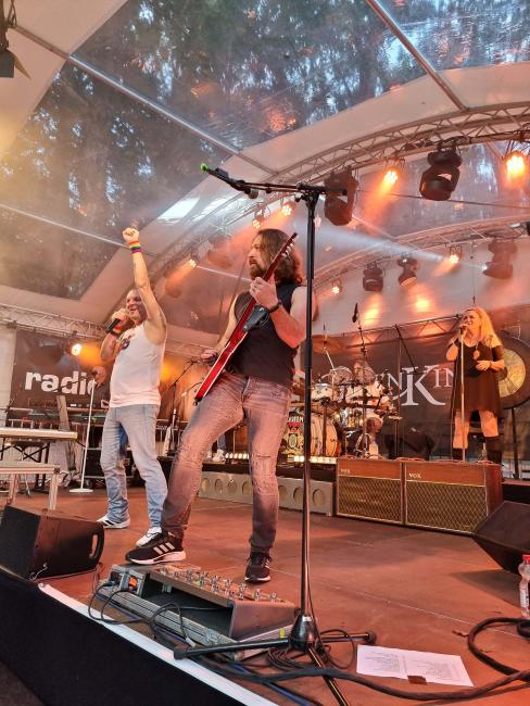 Sänger und Gitarrist der Band Queen Kings