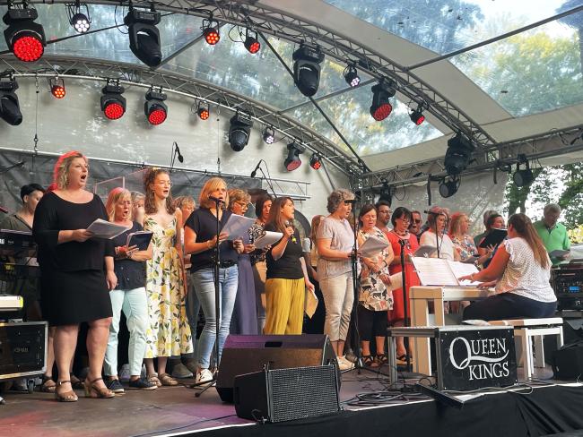 Sängerinnen und Sänger der Rock- und Popchor Vocals auf der Bühne am Rathaus
