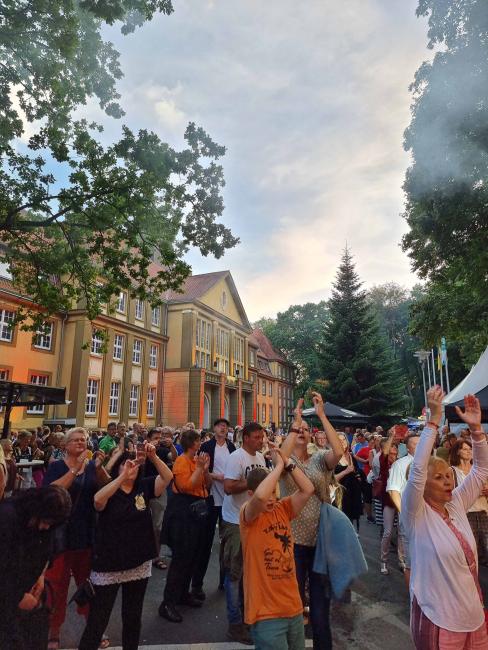 Begeisterte Zuschauer*innen vor der Bühne am Rathaus