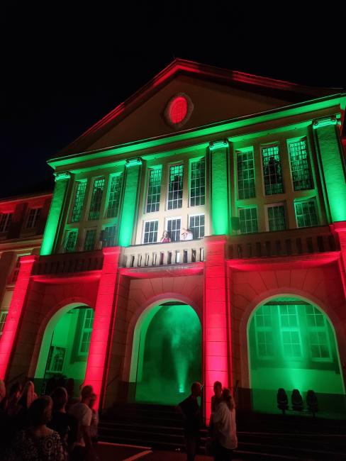 Das in verschiedenen Farben angestrahlte Rathaus