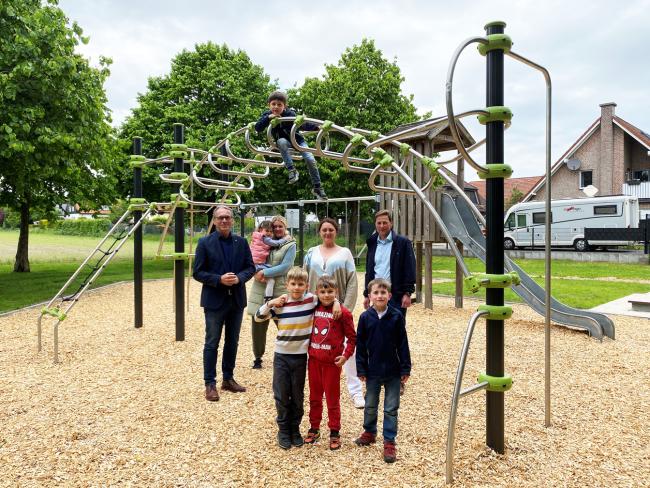 Das Bild zeigt von links: Bürgermeister André Dora, Annika und Nathalie Kaluza, Kilian Sonderkamp, Vitali Banner, Laura Banner, Lasse Bröker und KSD-Leiter Frank Kuhs. Oben auf dem Gerüst ist Lennard Kaluza zu sehen.