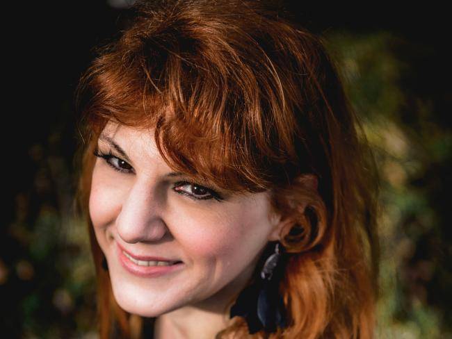 Edda Bork, die schräg in die Kamera guckt.