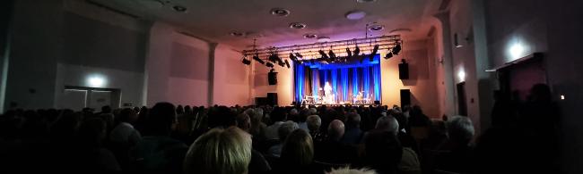 die vollbesetzte Stadthalle beim Auftritt von Ricardo Marinello