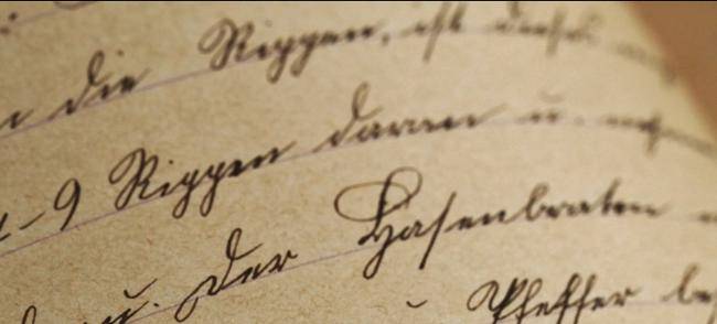 Handschriftlich geschriebene Zeilen auf altem Papier