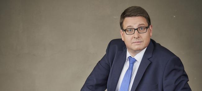 Kabarettist Kai Magnus Sting mit Krawatte und Anzug