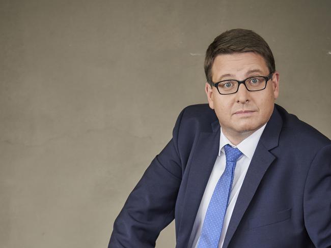 Kabarettist Kai Magnus Sting mit Krawatte und Anzug