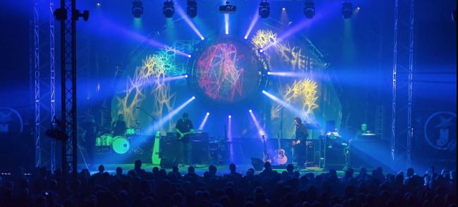 Die Mitglieder Band Kings of Floyd auf einer Bühne