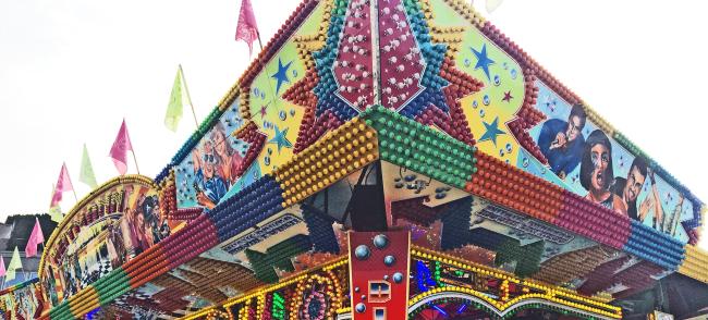 Fahrgeschäft mit vielen bunten Lichtern