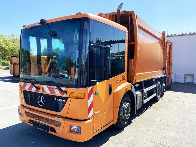 Mülltransportfahrzeug, das auf dem Hof des KSD an der Emscher-Lippe-Straße 12 steht.