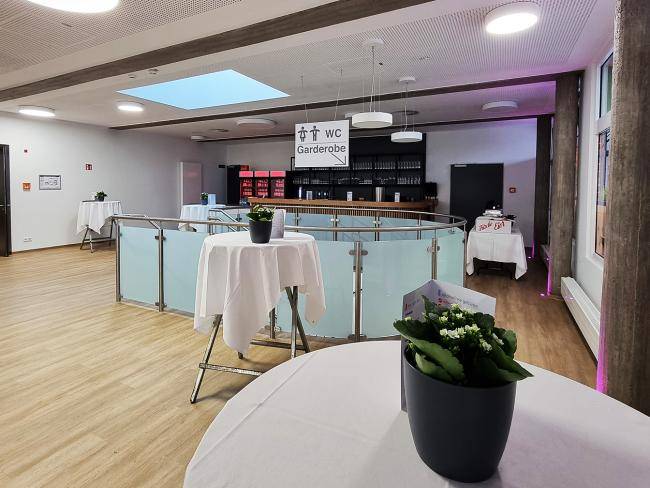 Dekorierte Tische im Foyer der Stadthalle.