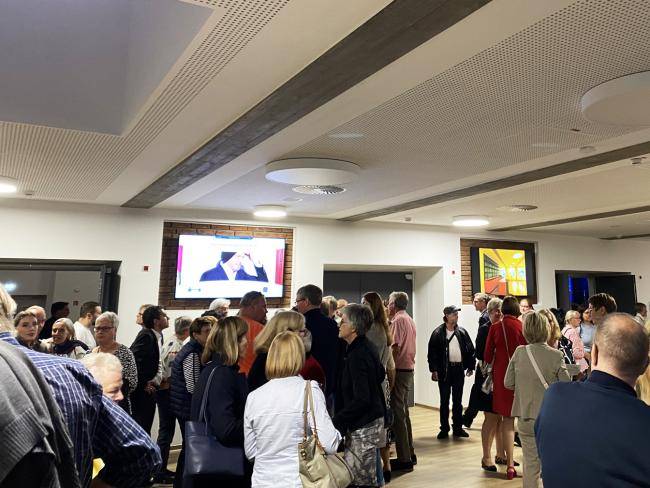 Gäste im Foyer bei der Neueröffnung der Stadthalle 