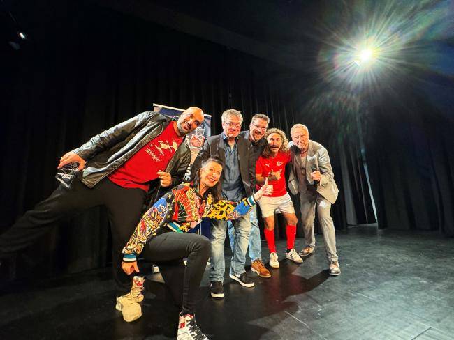 Von links auf der Stadthallenbühne: Abdelkarim,  Patrizia Moresco,  Matthias Reuter, Sascha Thamm,  Mencho Sosa und Helmut Sanftenschneider.