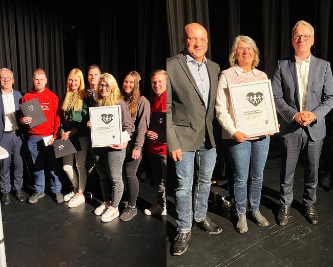 Links ist Bürgermeister André Dora mit den Gewinner*innen des jungen Ehrenamtspreises zu sehen - dem Saalbach-Betreuerteam; auf dem rechten Bild ist André Dora mit Andreas und Andrea Hof zu sehen. 