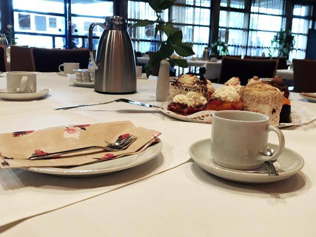 Gedeckter Kaffeetisch mit Rose