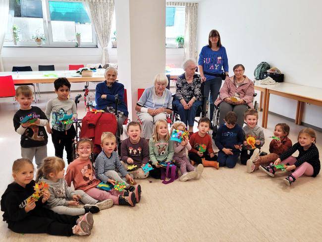 Kindergartenkinder und Bewohner*innen des Ida-Noll-Seniorenzentrums.
