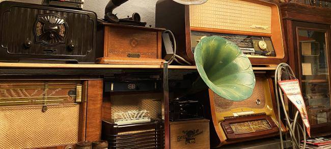 Historische Grammophone und Radios